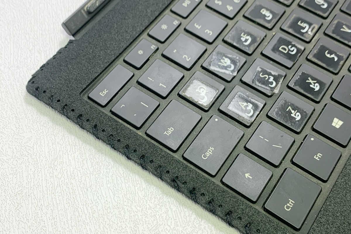 کاور جیر نوک مدادی و پشت چرم مشکی کیبورد Microsoft Surface Pro – ترمیم تخصصی