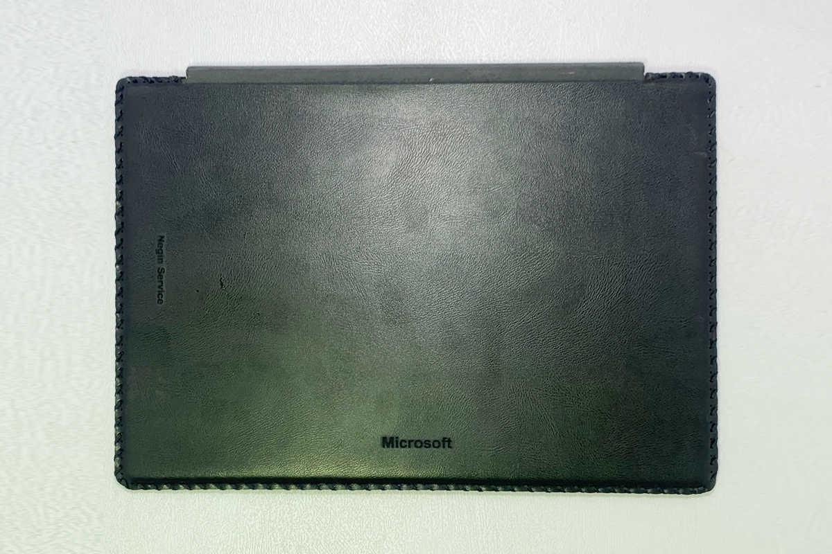 کاور جیر نوک مدادی و پشت چرم مشکی کیبورد Microsoft Surface Pro – ترمیم تخصصی